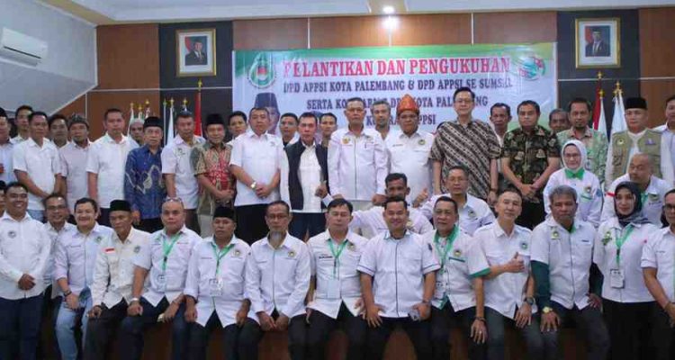 Staf Ahli Walikota Palembang Bidang Keuangan dan Pembangunan, Edison bersama para pengurus Dewan Pengurus Daerah Asosiasi Pedagang Pasar Seluruh Indonesia (DPD APPSI) Kota Palembang masa bakti 2026–2030. Foto: Kominfo Palembang.