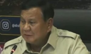 Presiden Prabowo saat memimpin rapat Karhutla di ruang VVIV Bandara SMB II Palembang, Senin (24/8/2026). Foto: screenshot IG Pemprov Sumsel.