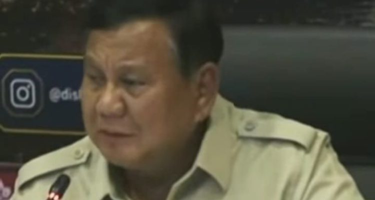 Presiden Prabowo saat memimpin rapat Karhutla di ruang VVIV Bandara SMB II Palembang, Senin (24/8/2026). Foto: screenshot IG Pemprov Sumsel.