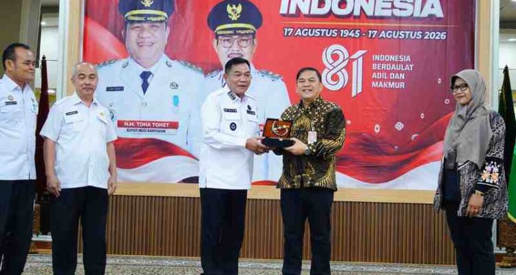 Tim Uji Petik melakukan kunjungan lapangan ke Kabupaten Muba, Rabu (19/8/2026). Kedatangan tim yang dipimpin Direktur Dekonsentrasi, Tugas Pembantuan dan Kerja Sama Kemendagri Dr Elfin Elyas, SSos, MSi tersebut disambut Bupati Muba HM Toha Tohet, SH di Guest House Griya Bumi Serasan Sekate. Foto: Kominfo Muba.