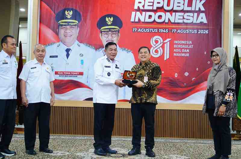 Tim Uji Petik melakukan kunjungan lapangan ke Kabupaten Muba, Rabu (19/8/2026). Kedatangan tim yang dipimpin Direktur Dekonsentrasi, Tugas Pembantuan dan Kerja Sama Kemendagri Dr Elfin Elyas, SSos, MSi tersebut disambut Bupati Muba HM Toha Tohet, SH di Guest House Griya Bumi Serasan Sekate. Foto: Kominfo Muba.