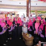 Ketua Gabungan Organisasi Wanita (GOW) Kota Palembang, Putri Azizah bersama para pengurus Ikatan Pengusaha Muslimah Indonesia Kota Palembang. Foto: Kominfo Palembang.