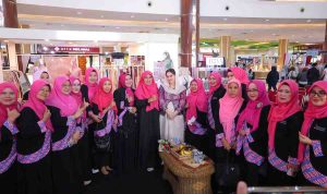 puisi Ketua Gabungan Organisasi Wanita (GOW) Kota Palembang, Putri Azizah bersama para pengurus Ikatan Pengusaha Muslimah Indonesia Kota Palembang. Foto: Kominfo Palembang.