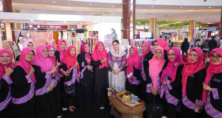 Ketua Gabungan Organisasi Wanita (GOW) Kota Palembang, Putri Azizah bersama para pengurus Ikatan Pengusaha Muslimah Indonesia Kota Palembang. Foto: Kominfo Palembang.