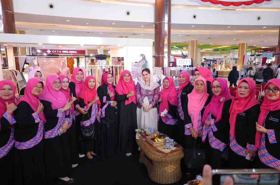 Ketua Gabungan Organisasi Wanita (GOW) Kota Palembang, Putri Azizah bersama para pengurus Ikatan Pengusaha Muslimah Indonesia Kota Palembang. Foto: Kominfo Palembang.