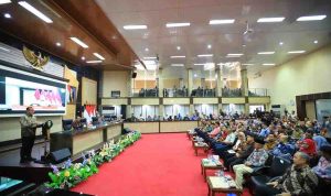 rakor Gubernur Sumatera Selatan Dr. H. Herman Deru melalui Sekretaris Daerah (Sekda) Sumsel Dr. Drs. H. Edward Candra, MH membuka Rapat Koordinasi Pengelolaan Keuangan Daerah Provinsi Sumatera Selatan di Auditorium Bina Praja, Jumat (21/8/2026). Foto: Humas Pemprov Sumsel.