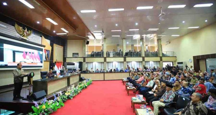 Gubernur Sumatera Selatan Dr. H. Herman Deru melalui Sekretaris Daerah (Sekda) Sumsel Dr. Drs. H. Edward Candra, MH membuka Rapat Koordinasi Pengelolaan Keuangan Daerah Provinsi Sumatera Selatan di Auditorium Bina Praja, Jumat (21/8/2026). Foto: Humas Pemprov Sumsel.
