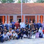 Sekretaris Daerah Provinsi Sumatera Selatan (Sekda Sumsel) Dr. Drs. H. Edward Candra, MH melepas rombongan Sekolah Rakyat Terintegrasi (SRT) 31 Palembang yang akan ditempatkan di Sekolah Rakyat Permanen Kabupaten Ogan Komering Ilir (OKI), Minggu (9/8/2026). Foto: Humas Pemprov Sumsel.