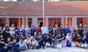 rakyat Sekretaris Daerah Provinsi Sumatera Selatan (Sekda Sumsel) Dr. Drs. H. Edward Candra, MH melepas rombongan Sekolah Rakyat Terintegrasi (SRT) 31 Palembang yang akan ditempatkan di Sekolah Rakyat Permanen Kabupaten Ogan Komering Ilir (OKI), Minggu (9/8/2026). Foto: Humas Pemprov Sumsel.