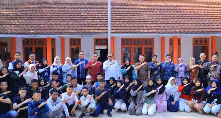 Sekretaris Daerah Provinsi Sumatera Selatan (Sekda Sumsel) Dr. Drs. H. Edward Candra, MH melepas rombongan Sekolah Rakyat Terintegrasi (SRT) 31 Palembang yang akan ditempatkan di Sekolah Rakyat Permanen Kabupaten Ogan Komering Ilir (OKI), Minggu (9/8/2026). Foto: Humas Pemprov Sumsel.