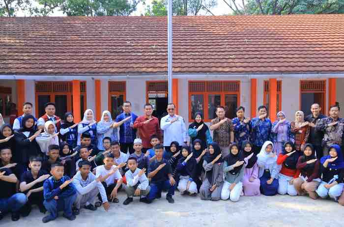 Sekretaris Daerah Provinsi Sumatera Selatan (Sekda Sumsel) Dr. Drs. H. Edward Candra, MH melepas rombongan Sekolah Rakyat Terintegrasi (SRT) 31 Palembang yang akan ditempatkan di Sekolah Rakyat Permanen Kabupaten Ogan Komering Ilir (OKI), Minggu (9/8/2026). Foto: Humas Pemprov Sumsel.
