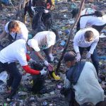 Sejumlah komunitas melakukan kegiatan bersih-bersih sungai di Kota Palembang, Jumat (21/8/2026). Foto; Kominfo Palembang.