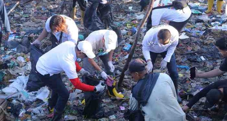 Sejumlah komunitas melakukan kegiatan bersih-bersih sungai di Kota Palembang, Jumat (21/8/2026). Foto; Kominfo Palembang.