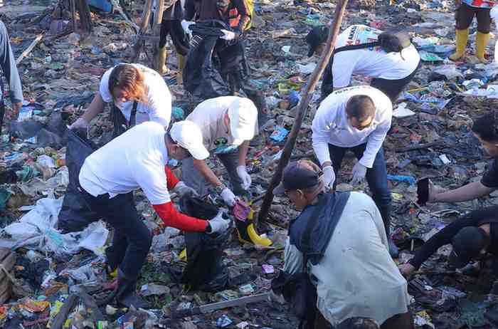 Sejumlah komunitas melakukan kegiatan bersih-bersih sungai di Kota Palembang, Jumat (21/8/2026). Foto; Kominfo Palembang.