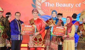 sekda (3) Sekretaris Daerah Provinsi Sumatera Selatan, Dr. Drs. H. Edward Candra, MH menghadiri malam Grand Final Putera Puteri Sriwijaya 2026 yang digelar di Hotel Aryaduta Palembang, Jumat (31/7/2026). Foto: Humas Pemprov Sumsel.