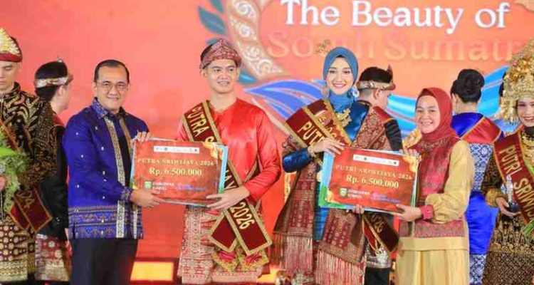 Sekretaris Daerah Provinsi Sumatera Selatan, Dr. Drs. H. Edward Candra, MH menghadiri malam Grand Final Putera Puteri Sriwijaya 2026 yang digelar di Hotel Aryaduta Palembang, Jumat (31/7/2026). Foto: Humas Pemprov Sumsel.