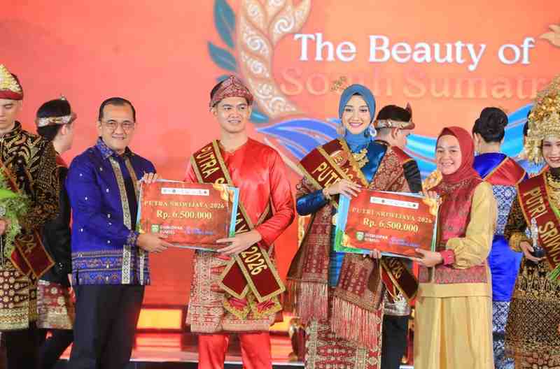 Sekretaris Daerah Provinsi Sumatera Selatan, Dr. Drs. H. Edward Candra, MH menghadiri malam Grand Final Putera Puteri Sriwijaya 2026 yang digelar di Hotel Aryaduta Palembang, Jumat (31/7/2026). Foto: Humas Pemprov Sumsel.