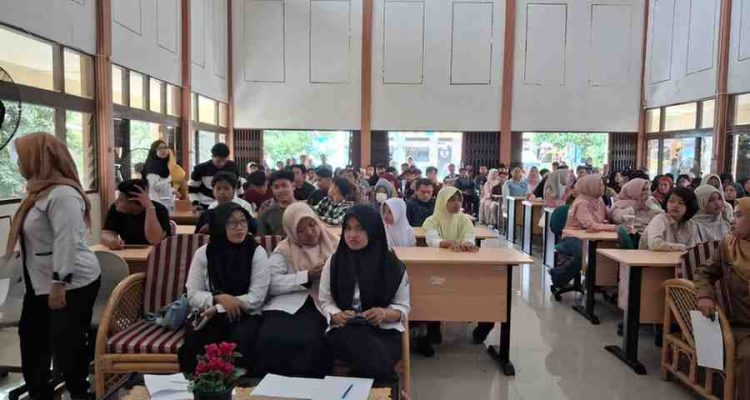 Para siswa sekolah kesetaraan Satuan Pendidikan Nonformal Sanggar Kegiatan Belajar.(SPNF SKB) Dinas Pendidikan Kota Palembang, antusias mengikuti pembukaan kegiatan masa pengenalan lingkungan sekolah (MPLS), Senin (3/8/2026). Foto: IST