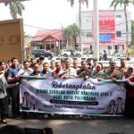 Sebanyak 60 siswa Sekolah Rakyat Palembang dilepas Asisten I Setda Kota Palembang, Sulaiman Amin untuk mengikuti masa pengenalan sekolah di halaman Kantor Walikota Palembang pada Minggu (9/8/2026). Foto: Kominfo Palembang.