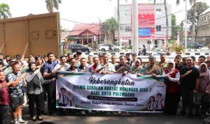 Sebanyak 60 siswa Sekolah Rakyat Palembang dilepas Asisten I Setda Kota Palembang, Sulaiman Amin untuk mengikuti masa pengenalan sekolah di halaman Kantor Walikota Palembang pada Minggu (9/8/2026). Foto: Kominfo Palembang.