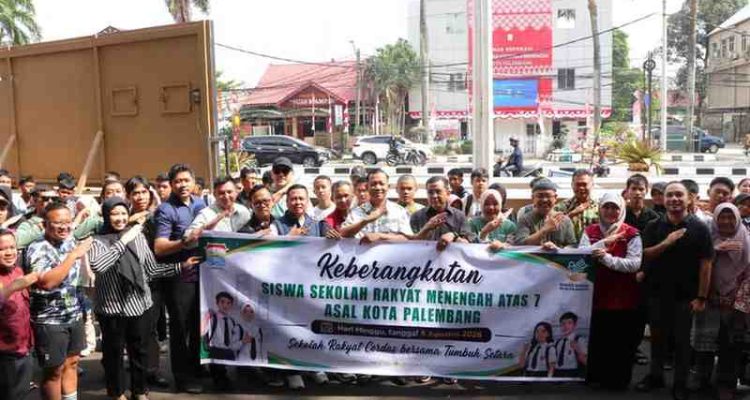 Sebanyak 60 siswa Sekolah Rakyat Palembang dilepas Asisten I Setda Kota Palembang, Sulaiman Amin untuk mengikuti masa pengenalan sekolah di halaman Kantor Walikota Palembang pada Minggu (9/8/2026). Foto: Kominfo Palembang.