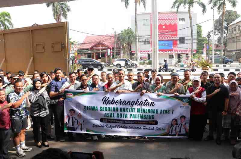 Sebanyak 60 siswa Sekolah Rakyat Palembang dilepas Asisten I Setda Kota Palembang, Sulaiman Amin untuk mengikuti masa pengenalan sekolah di halaman Kantor Walikota Palembang pada Minggu (9/8/2026). Foto: Kominfo Palembang.