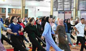 Ketua TP PKK Sumatera Selatan (Sumsel) sekaligus Ketua FOKBI Sumsel, Feby Herman Deru saat membuka pelatihan Senam Kriya di Griya Agung. Foto: Humas Pemprov Sumsel.