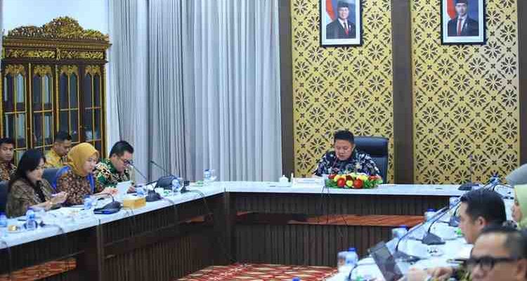 Gubernur Sumatera Selatan (Sumsel) Dr. H. Herman Deru saat paparan Program 100.000 Sultan Muda sebagai andalan dalam asesmen virtual Tim Percepatan Akses Keuangan Daerah (TPKAD) Award 2026 yang digelar dari Griya Agung,  Palembang, Jumat (31/7/2026). Foto: Humas Pemprov Sumsel.