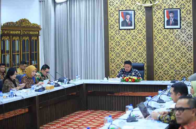 Gubernur Sumatera Selatan (Sumsel) Dr. H. Herman Deru saat paparan Program 100.000 Sultan Muda sebagai andalan dalam asesmen virtual Tim Percepatan Akses Keuangan Daerah (TPKAD) Award 2026 yang digelar dari Griya Agung,  Palembang, Jumat (31/7/2026). Foto: Humas Pemprov Sumsel.