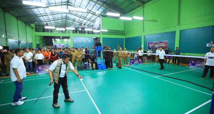 Gubernur Sumsel, Herman Deru saat membuka secara resmi Gubernur Sumsel Cup Bulutangkis 2026 di Kebon Gede, Selasa (4/8/2026) pagi. foto: Humas Pemprov Sumsel.