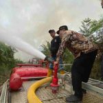 Bupati Muba, HM Toha meyaksikan langsung petugas yang memadamkan api Karhutla di wilayah Dusun Lama RT 17 RW 6, Kelurahan Soak Baru, Kecamatan Sekayu, Minggu (30/8/2026). Foto: Kominfo Muba.
