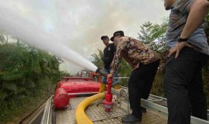 Bupati Muba, HM Toha meyaksikan langsung petugas yang memadamkan api Karhutla di wilayah Dusun Lama RT 17 RW 6, Kelurahan Soak Baru, Kecamatan Sekayu, Minggu (30/8/2026). Foto: Kominfo Muba.