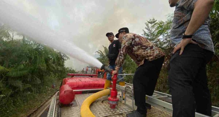 Bupati Muba, HM Toha meyaksikan langsung petugas yang memadamkan api Karhutla di wilayah Dusun Lama RT 17 RW 6, Kelurahan Soak Baru, Kecamatan Sekayu, Minggu (30/8/2026). Foto: Kominfo Muba.