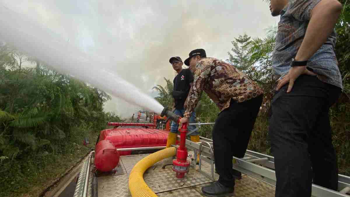 Bupati Muba, HM Toha meyaksikan langsung petugas yang memadamkan api Karhutla di wilayah Dusun Lama RT 17 RW 6, Kelurahan Soak Baru, Kecamatan Sekayu, Minggu (30/8/2026). Foto: Kominfo Muba.