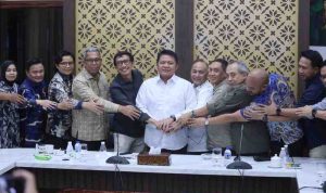 Gubernur Sumsel, Herman Deru saat menerima Direktur Operasional PT Hutama Karya (HK), Iwan Hermawan beserta jajaran dalam rangka membahas percepatan pembangunan Jalan Tol Palembang-Betung di Griya Agung, Jumat (14/8/2026). Foto: Humas Pemprov Sumsel.