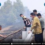 Gubernur Sumatera Selatan H. Herman Deru meninjau langsung sejumlah titik lokasi kebakaran hutan dan lahan (Karhutla) di kawasan Jalan Tol Palembang-Indralaya (Palindra), Sabtu (29/8/2026). Foto: Humas Pemprov Sumsel.