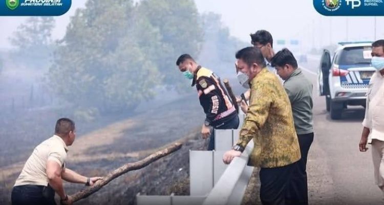 Gubernur Sumatera Selatan H. Herman Deru meninjau langsung sejumlah titik lokasi kebakaran hutan dan lahan (Karhutla) di kawasan Jalan Tol Palembang-Indralaya (Palindra), Sabtu (29/8/2026). Foto: Humas Pemprov Sumsel.