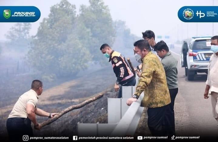 Gubernur Sumatera Selatan H. Herman Deru meninjau langsung sejumlah titik lokasi kebakaran hutan dan lahan (Karhutla) di kawasan Jalan Tol Palembang-Indralaya (Palindra), Sabtu (29/8/2026). Foto: Humas Pemprov Sumsel.