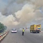 Kebakaran lahan yang asapnya menyelimuti jalan tol Palembang-Kayuagung. Foto: Dok Rmolsumsel/IST