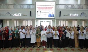 Ketua TP PKK Kota Palembang, Dewi Sastrani Ratu Dewa, serta Ketua Dharma Wanita Persatuan (DWP) Kota Palembang, bersama peserta dari berbagai unsur perempuan, hadiri pelatihan digital bagi perempuan. Foto: Kominfo Palembang.