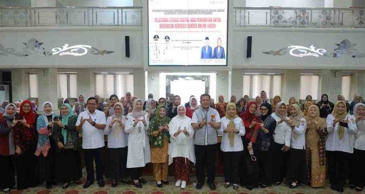 Ketua TP PKK Kota Palembang, Dewi Sastrani Ratu Dewa, serta Ketua Dharma Wanita Persatuan (DWP) Kota Palembang, bersama peserta dari berbagai unsur perempuan, hadiri pelatihan digital bagi perempuan. Foto: Kominfo Palembang.
