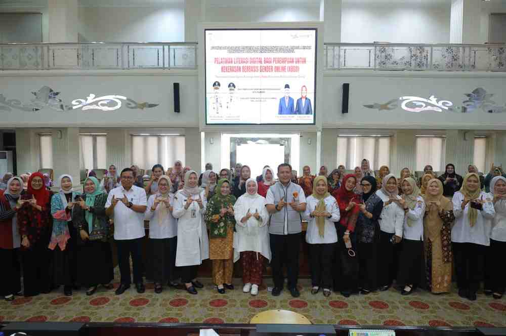 Ketua TP PKK Kota Palembang, Dewi Sastrani Ratu Dewa, serta Ketua Dharma Wanita Persatuan (DWP) Kota Palembang, bersama peserta dari berbagai unsur perempuan, hadiri pelatihan digital bagi perempuan. Foto: Kominfo Palembang.