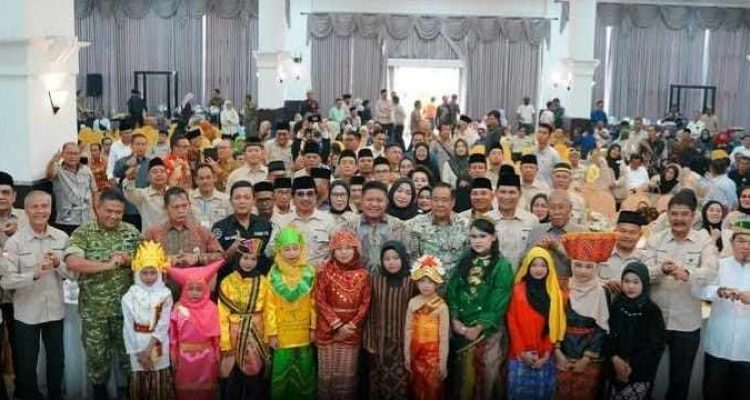 Gubernur Sumsel Herman Deru bersama para pengurus dan anggota KEK Sumsel. Foto: IG Humas Pemprov Sumsel.