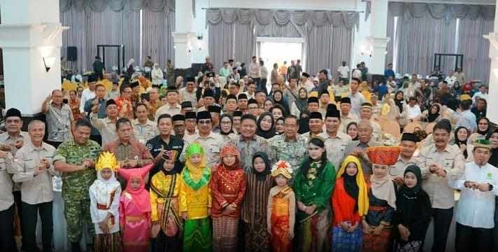 Gubernur Sumsel Herman Deru bersama para pengurus dan anggota KEK Sumsel. Foto: IG Humas Pemprov Sumsel.