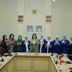 Ketua Umum Gabungan Organisasi Wanita (GOW) Kota Palembang, Putri Azizah Prima Salam menerima audiensi jajaran pengurus Ikatan Wanita Pengusaha Indonesia (IWAPI) Kota Palembang di ruang rapat II Setda Palembang, Jumat (4/9/2026). Foto: Kominfo Palembang.