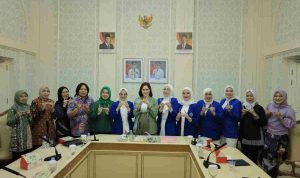 GOW-40kb Ketua Umum Gabungan Organisasi Wanita (GOW) Kota Palembang, Putri Azizah Prima Salam menerima audiensi jajaran pengurus Ikatan Wanita Pengusaha Indonesia (IWAPI) Kota Palembang di ruang rapat II Setda Palembang, Jumat (4/9/2026). Foto: Kominfo Palembang.