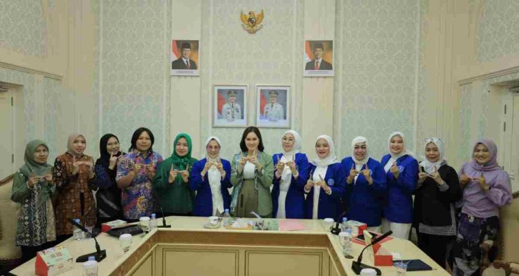 GOW-40kb Ketua Umum Gabungan Organisasi Wanita (GOW) Kota Palembang, Putri Azizah Prima Salam menerima audiensi jajaran pengurus Ikatan Wanita Pengusaha Indonesia (IWAPI) Kota Palembang di ruang rapat II Setda Palembang, Jumat (4/9/2026). Foto: Kominfo Palembang.