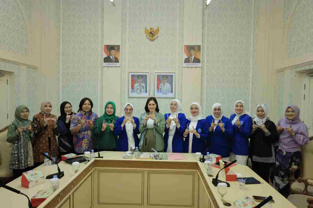 Ketua Umum Gabungan Organisasi Wanita (GOW) Kota Palembang, Putri Azizah Prima Salam menerima audiensi jajaran pengurus Ikatan Wanita Pengusaha Indonesia (IWAPI) Kota Palembang di ruang rapat II Setda Palembang, Jumat (4/9/2026). Foto: Kominfo Palembang.