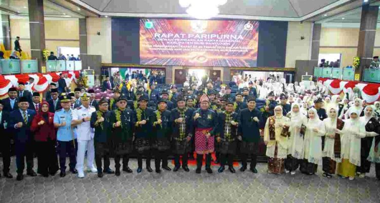 Gubernur Sumsel, Herman Deru, Bupati Muba HM Toha, Wabup Muba Rohman, dan Ketua DPRD Muba Afitni Junaidi Gumay, serta sejumlah anggota DPRD dan pejabat setempat saat paripurna HUT Kabupaten Muba, Rabu (30/9/2026). Foto: Kominfo Muba.