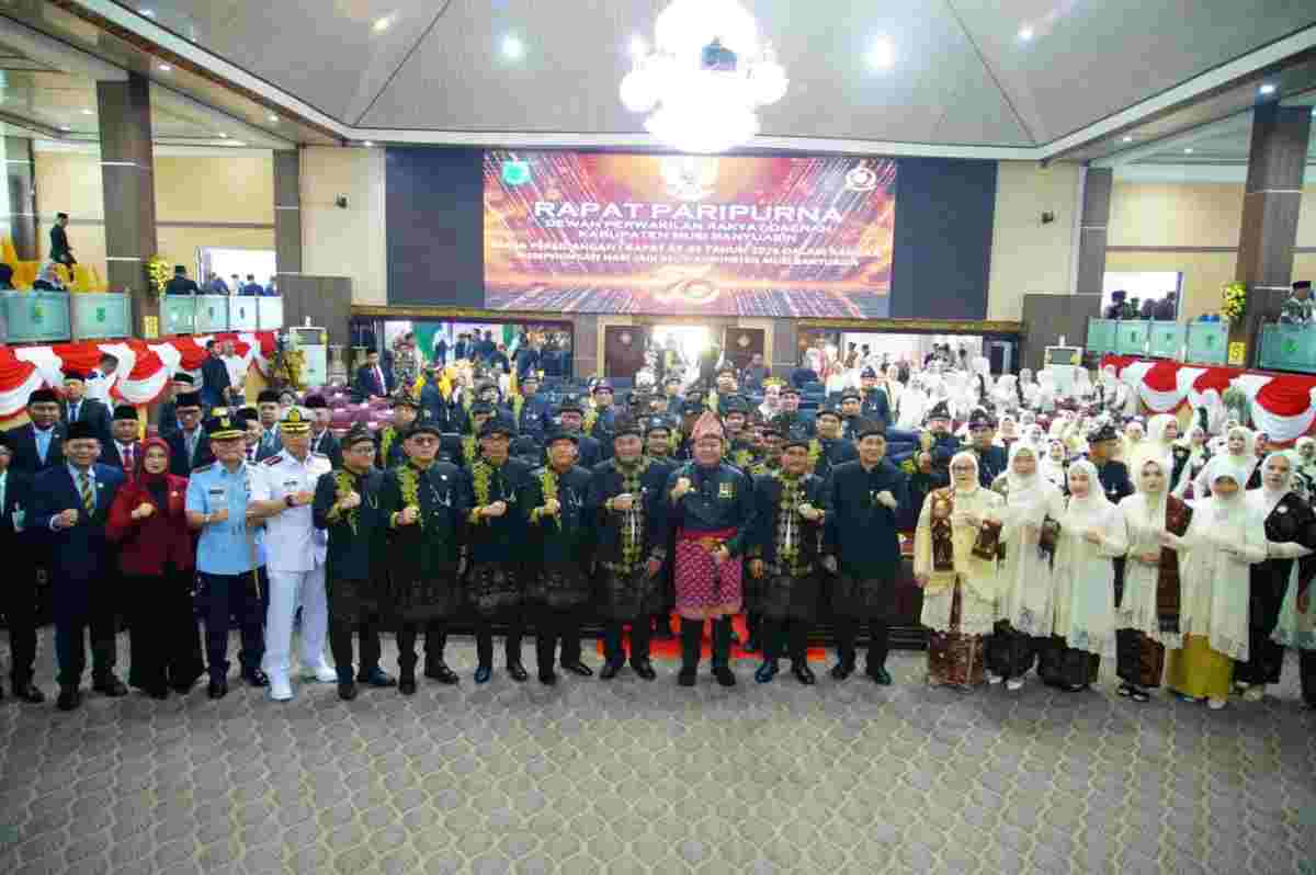 Gubernur Sumsel, Herman Deru, Bupati Muba HM Toha, Wabup Muba Rohman, dan Ketua DPRD Muba Afitni Junaidi Gumay, serta sejumlah anggota DPRD dan pejabat setempat saat paripurna HUT Kabupaten Muba, Rabu (30/9/2026). Foto: Kominfo Muba.